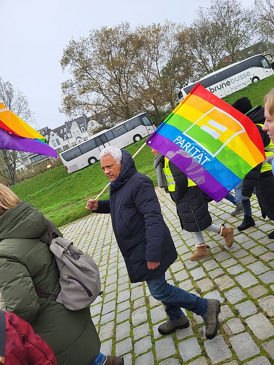 Andreas Fateh mit paritätischer Fahne