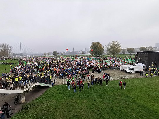 Foto von Menschenmenge vor der Bühne