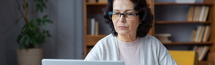 Person schaut auf Laptop-Bildschirm