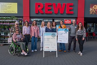 Foto der Netzwerkpartner vor dem Supermarkt